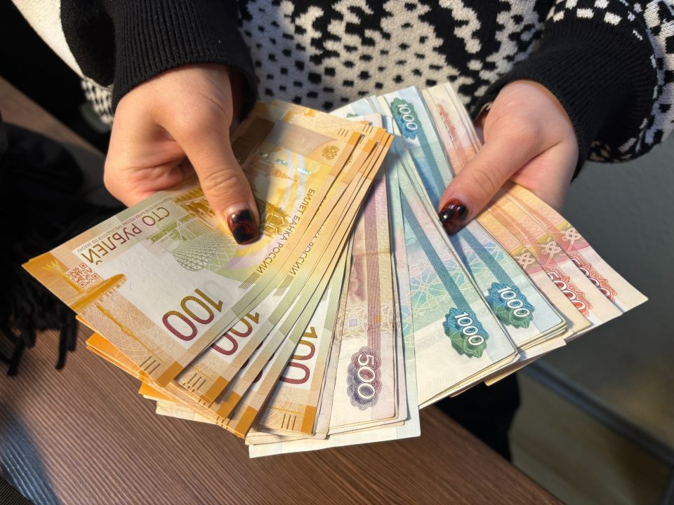 Россиянам перечислят разово по 27 000 рублей от СФР. Названа дата поступления денег на карту