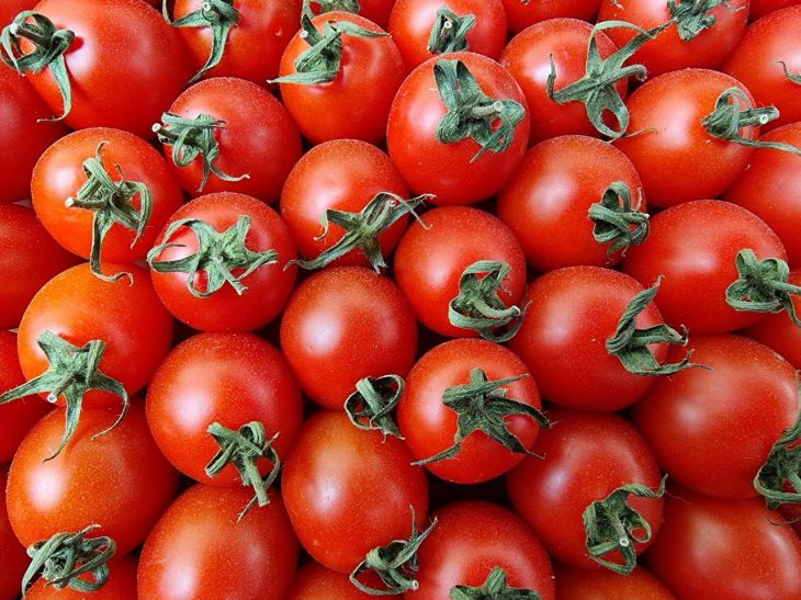 "Оригинальная закуска": черри, фаршированные сыром и овощами - семье понравится