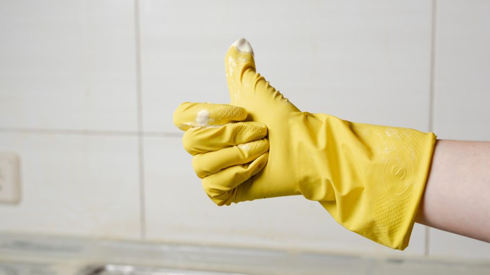Специальная губка не нужна: назван неожиданный способ убрать въевшиеся пятна