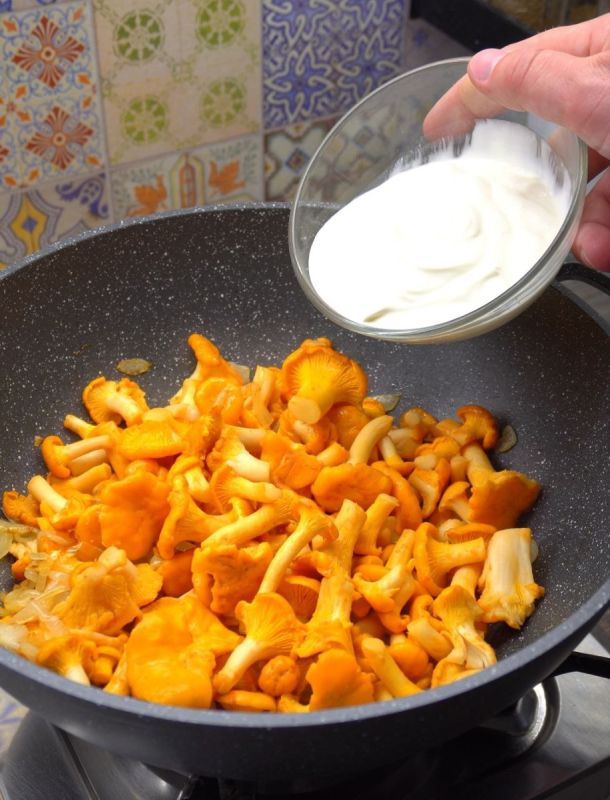 Лисички в сметане с хрустящим молодым картофелем: спокойный взгляд на летний ужин