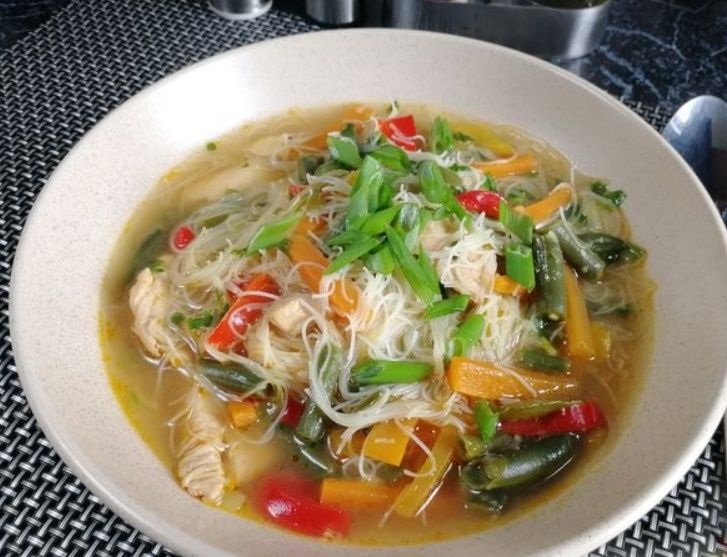 Суп с курицей, фунчозой и овощами: простой азиатский обед на weeknight