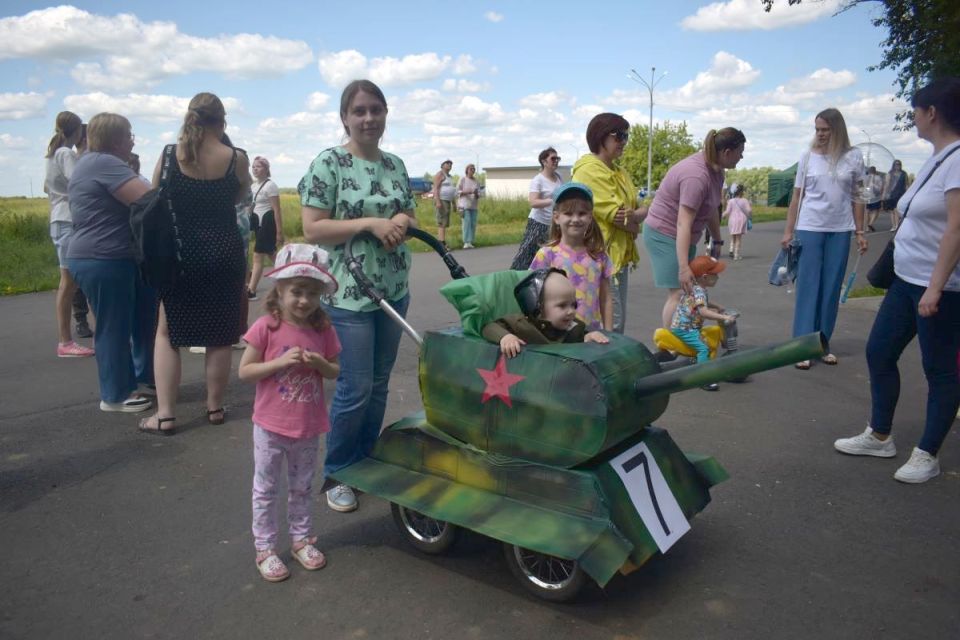 В День молодежи в Шилове провели традиционный парад колясок