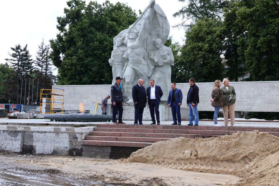 3 июля депутат Государственной Думы Андрей Красов в рамках депутатского контроля посетил сквер у вокзала «Рязань-2» и площадь Победы, где сейчас ведутся работы по благоустройству и реконструкции
