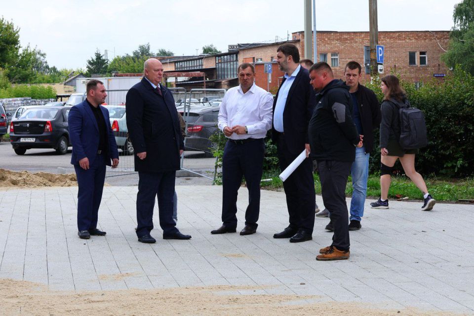 3 июля депутат Государственной Думы Андрей Красов в рамках депутатского контроля посетил сквер у вокзала «Рязань-2» и площадь Победы, где сейчас ведутся работы по благоустройству и реконструкции