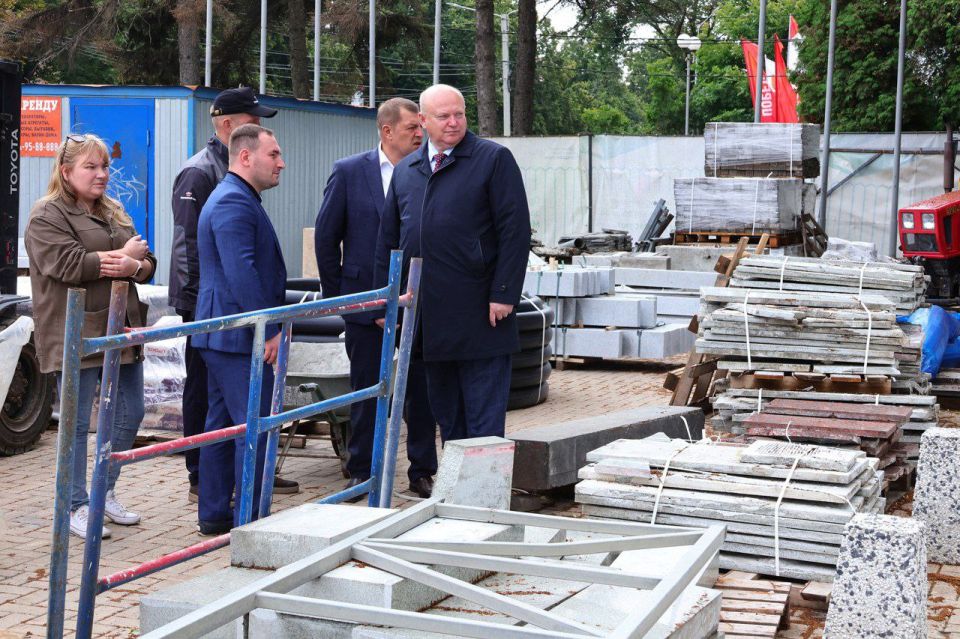 3 июля депутат Государственной Думы Андрей Красов в рамках депутатского контроля посетил сквер у вокзала «Рязань-2» и площадь Победы, где сейчас ведутся работы по благоустройству и реконструкции
