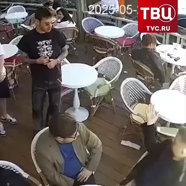       Ը       