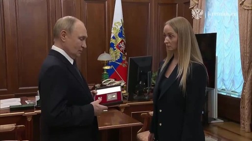 Владимир Путин передал Жанне Гудковой – вдове Героя России генерал-майора Михаила Гудкова – медаль «Золотая Звезда»