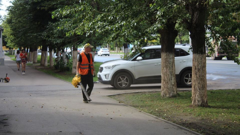 Сотрудники ДБГ утром 18 июля вышли на уборку остановок, во всех районах собирают случайный мусор и очищают урны