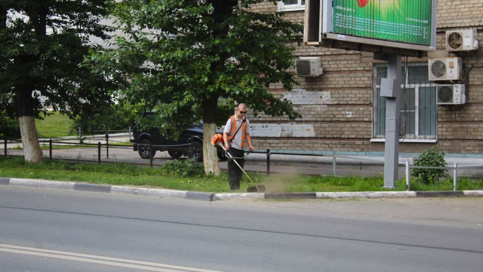 Сотрудники ДБГ утром 18 июля вышли на уборку остановок, во всех районах собирают случайный мусор и очищают урны