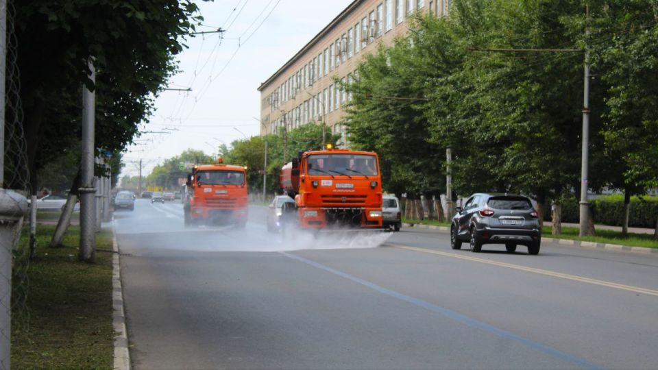 Сотрудники ДБГ утром 18 июля вышли на уборку остановок, во всех районах собирают случайный мусор и очищают урны