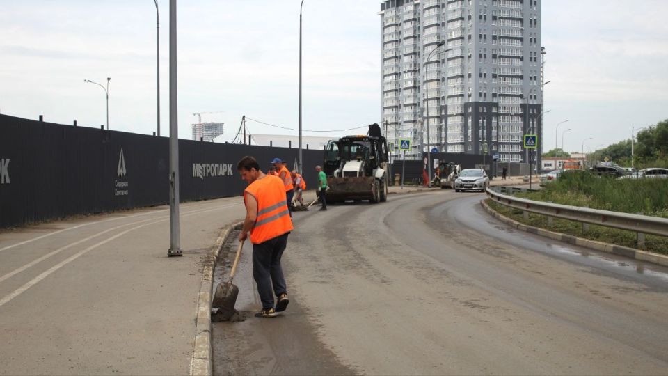 Сотрудники ДБГ утром 18 июля вышли на уборку остановок, во всех районах собирают случайный мусор и очищают урны