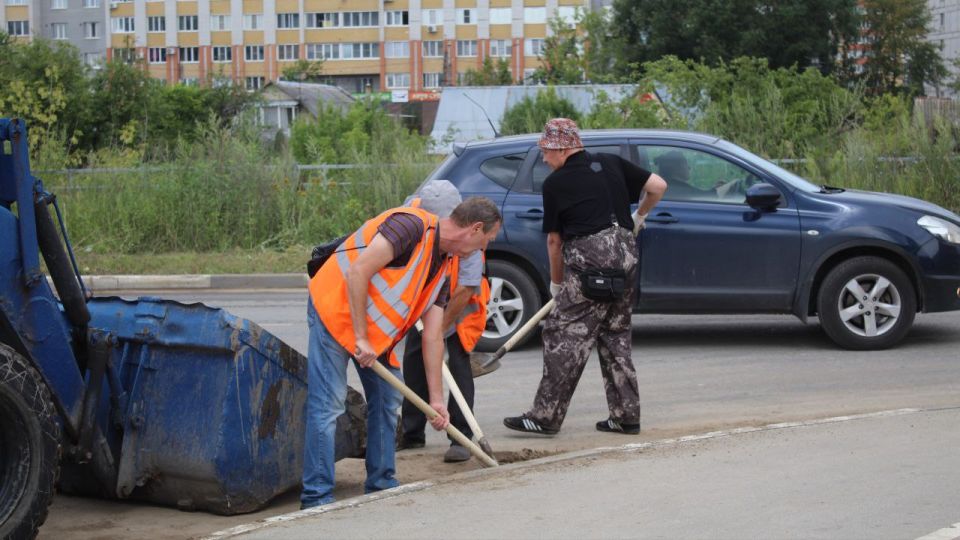 Сотрудники ДБГ утром 18 июля вышли на уборку остановок, во всех районах собирают случайный мусор и очищают урны