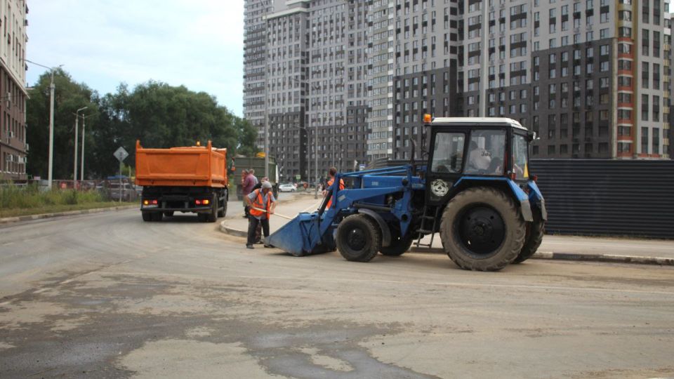 Сотрудники ДБГ утром 18 июля вышли на уборку остановок, во всех районах собирают случайный мусор и очищают урны