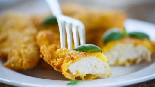Нежная и хрустящая курица в кляре идеально подойдет к ужину: приготовите за полчаса