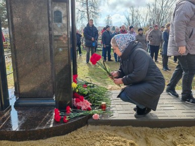 В поселке Лесном в Шиловском районе открыли памятник погибшим при ЧС на оборонном предприятии