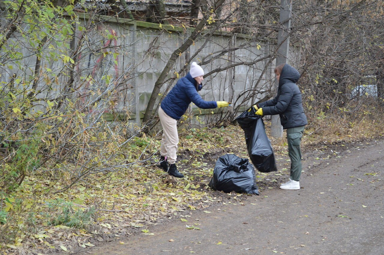 В Рязани прошел заключительный общегородской субботник, проведенный в рамках осеннего месячника по благоустройству и санитарной очистке города, организованного с целью привести в порядок общественные пространства... В Рязани прошел заключительный общегородской субботник, проведенный в рамках осеннего месячника по благоустройству и санитарной очистке города, организованного с целью привести в порядок общественные пространства...