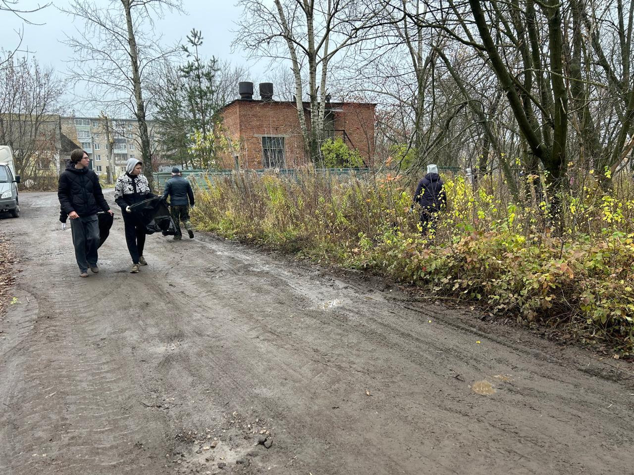 В Рязани прошел заключительный общегородской субботник, проведенный в рамках осеннего месячника по благоустройству и санитарной очистке города, организованного с целью привести в порядок общественные пространства... В Рязани прошел заключительный общегородской субботник, проведенный в рамках осеннего месячника по благоустройству и санитарной очистке города, организованного с целью привести в порядок общественные пространства...