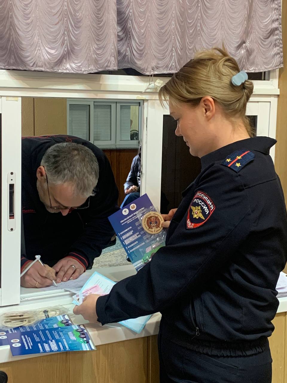 . В преддверии Дня автомобилиста сотрудники Госавтоинспекции провели пропагандистскую акцию  . В преддверии Дня автомобилиста сотрудники Госавтоинспекции провели пропагандистскую акцию