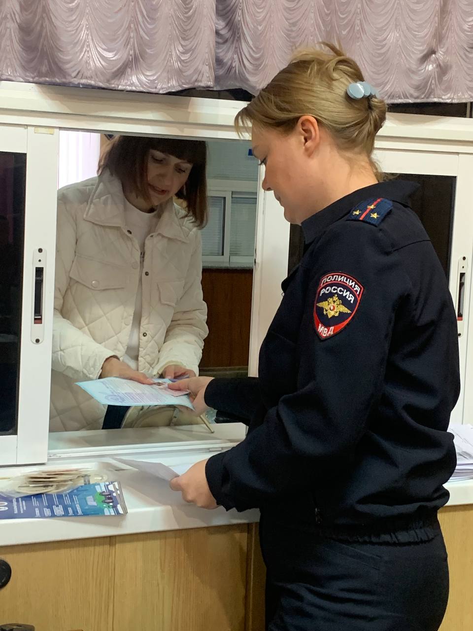 . В преддверии Дня автомобилиста сотрудники Госавтоинспекции провели пропагандистскую акцию  . В преддверии Дня автомобилиста сотрудники Госавтоинспекции провели пропагандистскую акцию