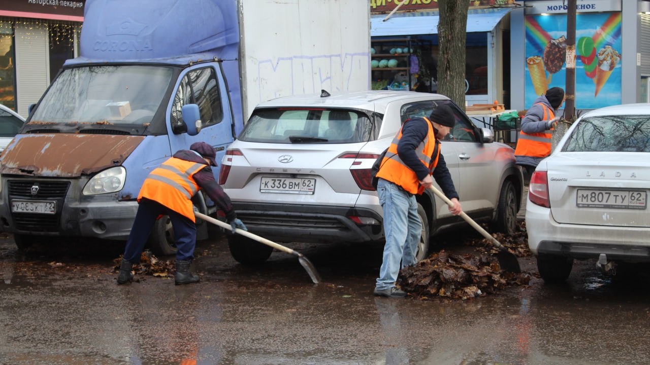 Днем 27 в городе работает спецтехника и сотрудники ДБГ Днем 27 в городе работает спецтехника и сотрудники ДБГ