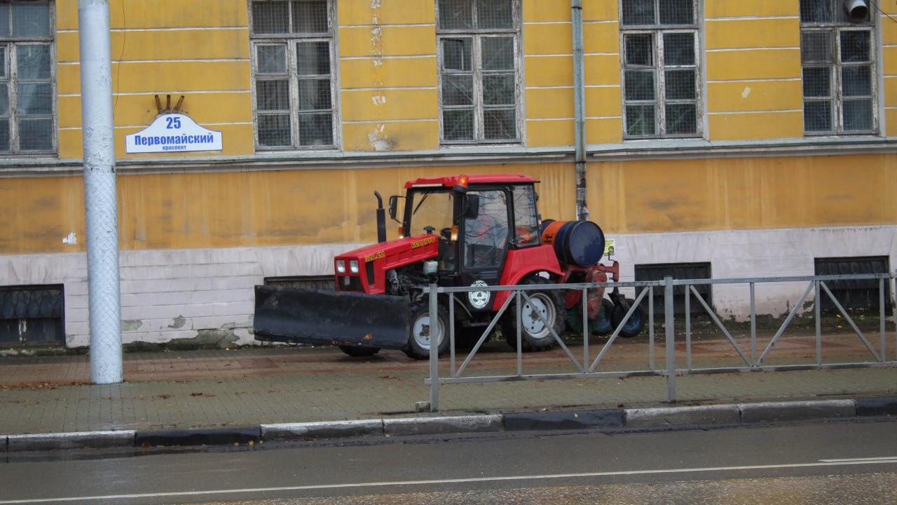 Днем 27 в городе работает спецтехника и сотрудники ДБГ Днем 27 в городе работает спецтехника и сотрудники ДБГ