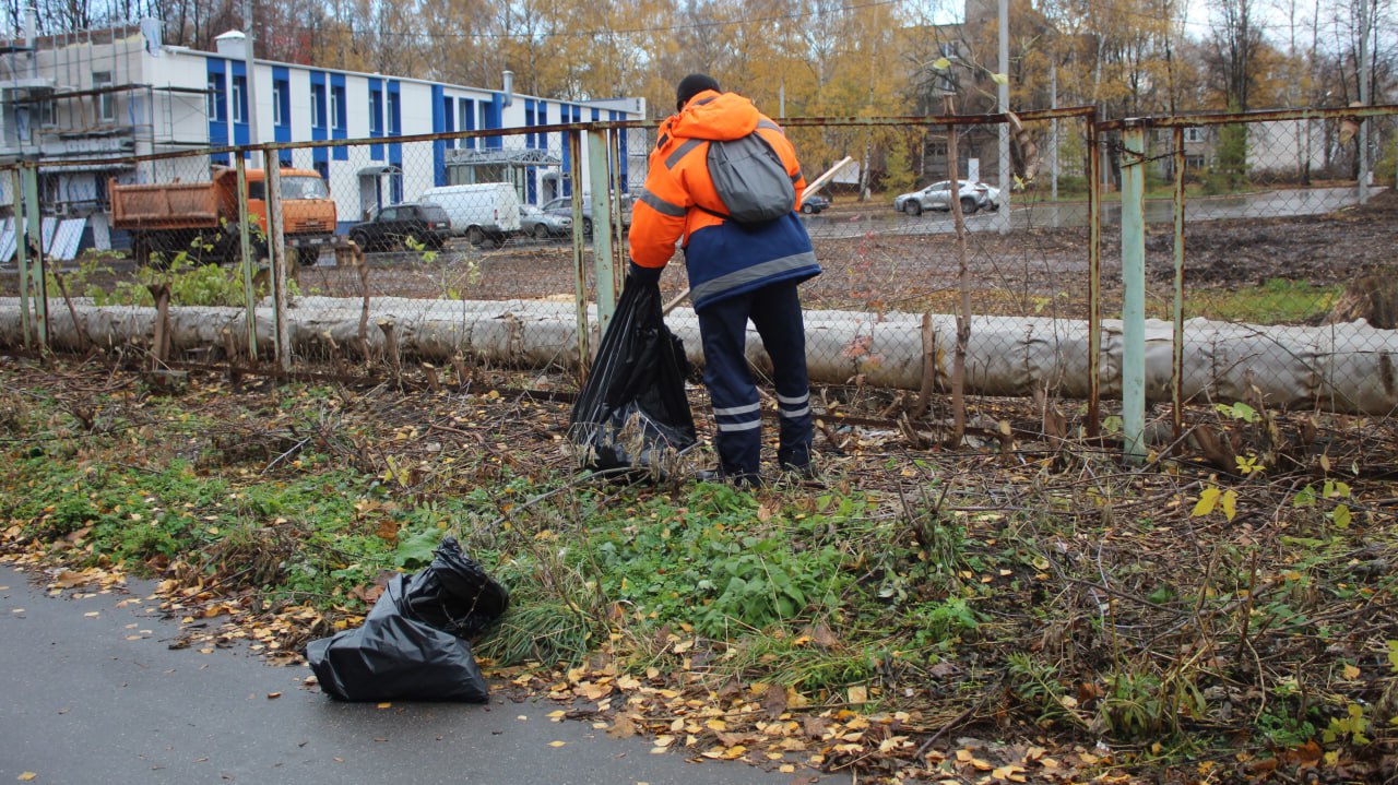 Днем 27 в городе работает спецтехника и сотрудники ДБГ Днем 27 в городе работает спецтехника и сотрудники ДБГ
