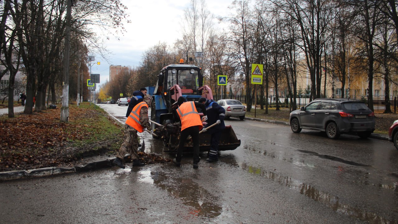 Днем 27 в городе работает спецтехника и сотрудники ДБГ Днем 27 в городе работает спецтехника и сотрудники ДБГ