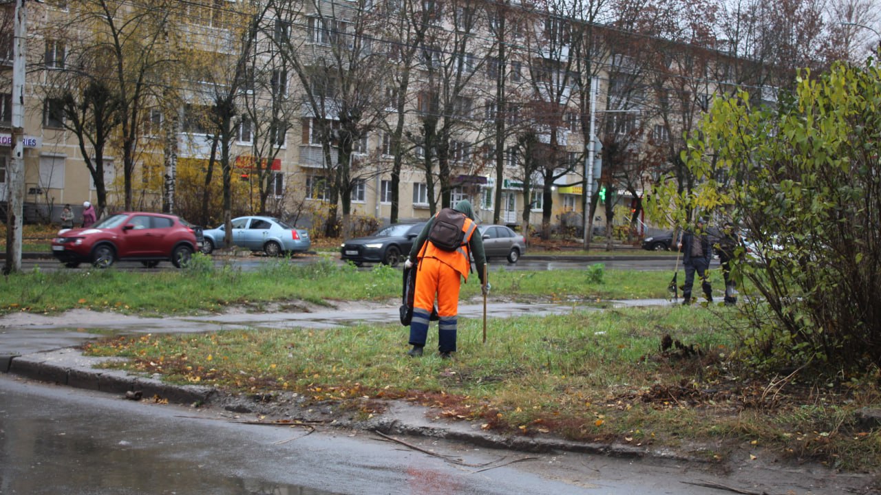 Днем 28 октября в Рязани продолжаются работы по уборке территорий Днем 28 октября в Рязани продолжаются работы по уборке территорий