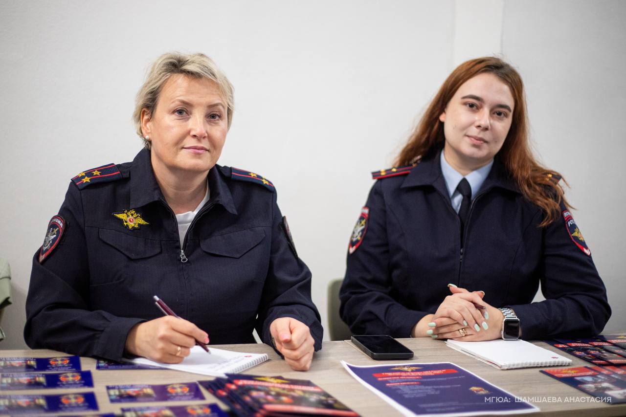 Транспортные полицейские Центрального федерального округа познакомили студентов высшего учебного заведения МГЮА имени О.Е. Кутафина с профессией стража порядка Транспортные полицейские Центрального федерального округа познакомили студентов высшего учебного заведения МГЮА имени О.Е. Кутафина с профессией стража порядка
