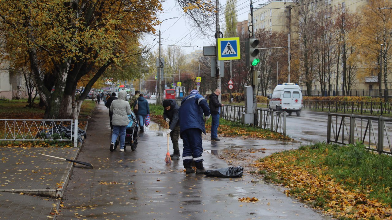 Днем 28 октября в Рязани продолжаются работы по уборке территорий Днем 28 октября в Рязани продолжаются работы по уборке территорий