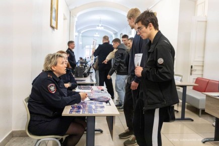 Транспортные полицейские Центрального федерального округа познакомили студентов высшего учебного заведения МГЮА имени О.Е. Кутафина с профессией стража порядка
