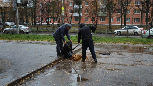 Днем 28 октября в Рязани продолжаются работы по уборке территорий
