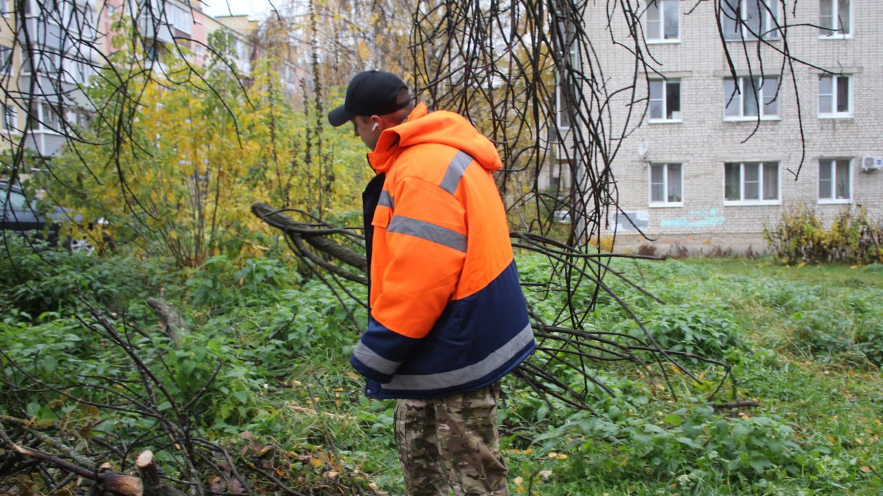 Днем 28 октября в Рязани продолжаются работы по уборке территорий Днем 28 октября в Рязани продолжаются работы по уборке территорий