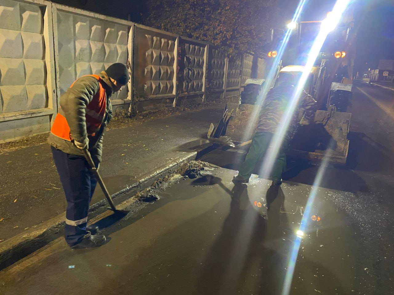 В ночь на 29 октября в городе мыли и подметали дороги общего пользования В ночь на 29 октября в городе мыли и подметали дороги общего пользования