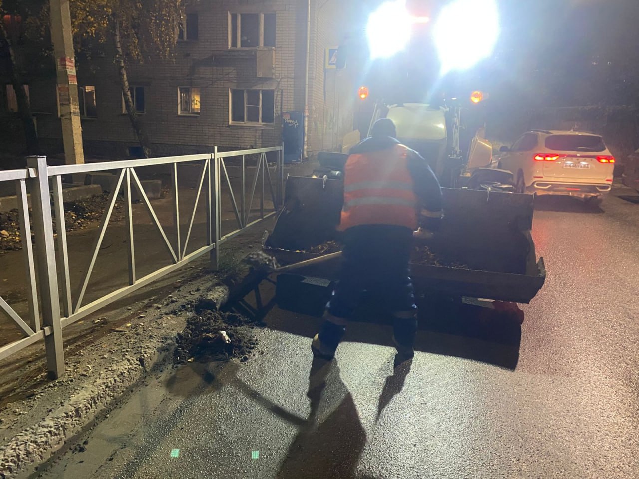 В ночь на 29 октября в городе мыли и подметали дороги общего пользования В ночь на 29 октября в городе мыли и подметали дороги общего пользования