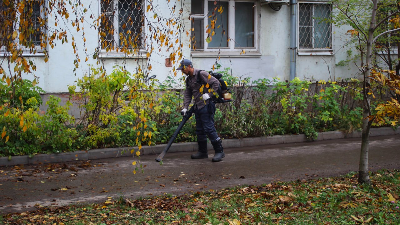 Днем 29 октября в городе работают сотрудники и спецтехника ДБГ Днем 29 октября в городе работают сотрудники и спецтехника ДБГ