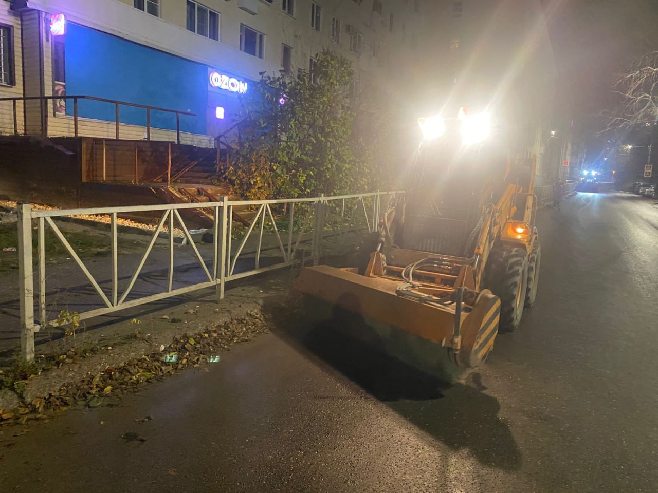 В ночь на 29 октября в городе мыли и подметали дороги общего пользования В ночь на 29 октября в городе мыли и подметали дороги общего пользования