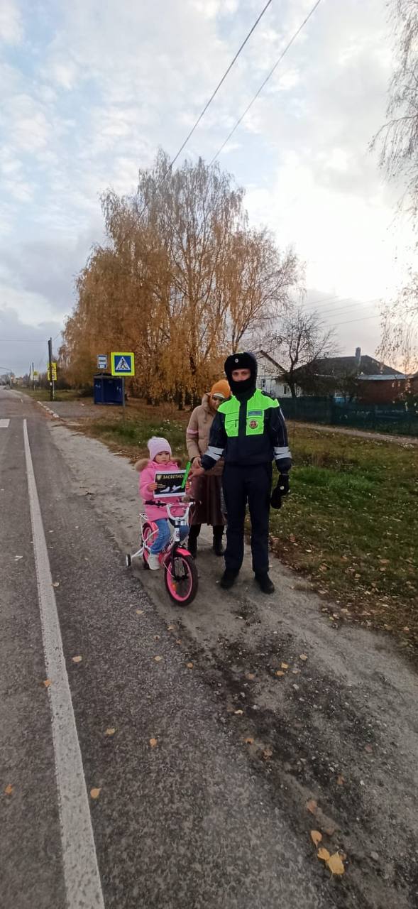ЗАСВЕТИСЬ. Сотрудники Госавтоинспекции Кораблинского района провели профилактическую акцию «Засветись» с раздачей информационных памяток ЗАСВЕТИСЬ. Сотрудники Госавтоинспекции Кораблинского района провели профилактическую акцию «Засветись» с раздачей информационных памяток