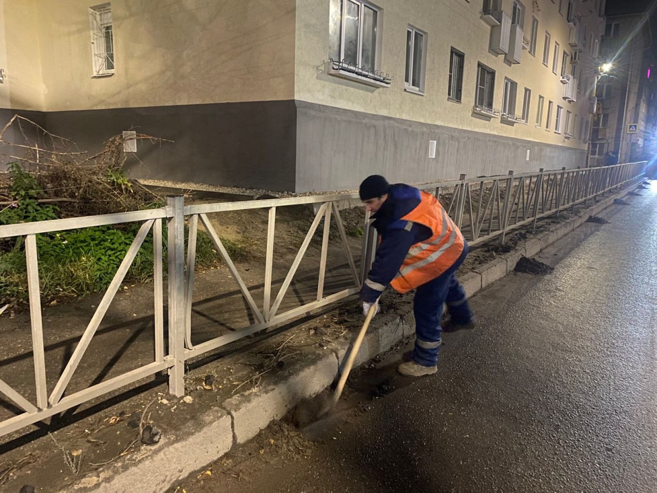 В ночь на 29 октября в городе мыли и подметали дороги общего пользования В ночь на 29 октября в городе мыли и подметали дороги общего пользования