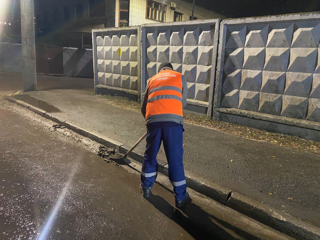 В ночь на 29 октября в городе мыли и подметали дороги общего пользования В ночь на 29 октября в городе мыли и подметали дороги общего пользования