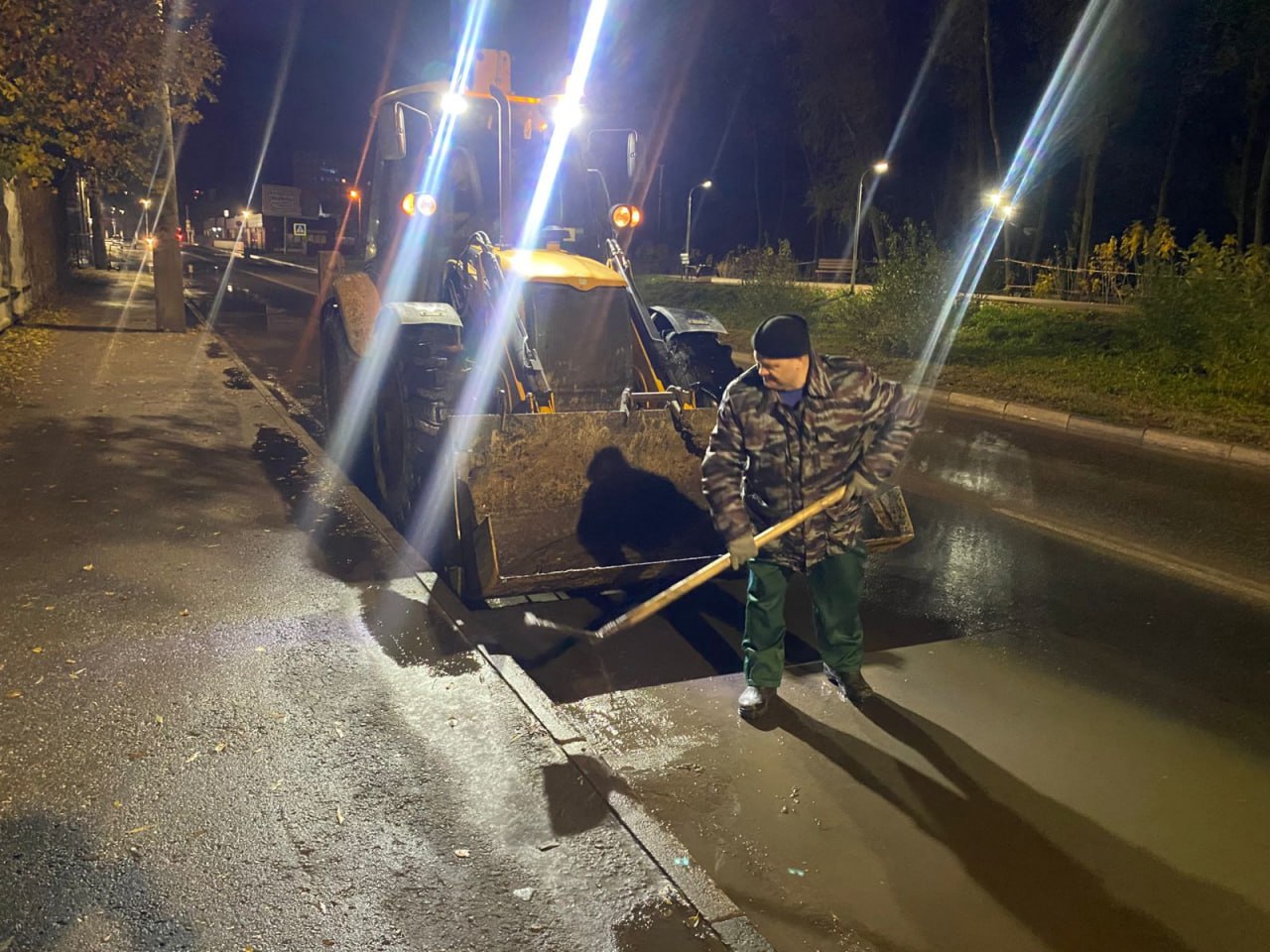 В ночь на 29 октября в городе мыли и подметали дороги общего пользования В ночь на 29 октября в городе мыли и подметали дороги общего пользования