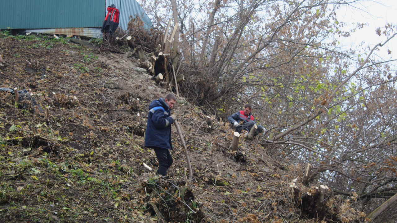 Днем 29 октября в городе работают сотрудники и спецтехника ДБГ Днем 29 октября в городе работают сотрудники и спецтехника ДБГ
