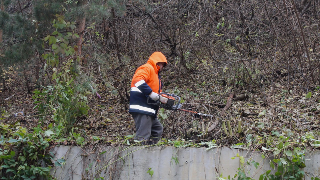 Днем 29 октября в городе работают сотрудники и спецтехника ДБГ Днем 29 октября в городе работают сотрудники и спецтехника ДБГ