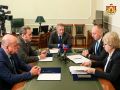 В рамках передачи проекта областного бюджета на 2026 год и плановый период 2027 и 2028 годов состоялась рабочая встреча Вице-губернатора региона Артёма Бранова и председателя Рязанской областной Думы Аркадия Фомина