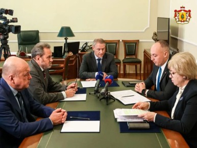 В рамках передачи проекта областного бюджета на 2026 год и плановый период 2027 и 2028 годов состоялась рабочая встреча Вице-губернатора региона Артёма Бранова и председателя Рязанской областной Думы Аркадия Фомина