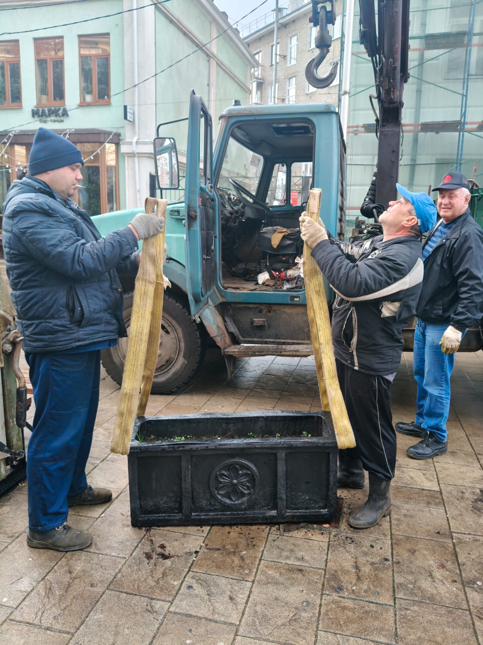 На улице Почтовой сотрудники МБУ «Управление по делам территории города Рязани» производят демонтаж цветочных вазонов На улице Почтовой сотрудники МБУ «Управление по делам территории города Рязани» производят демонтаж цветочных вазонов