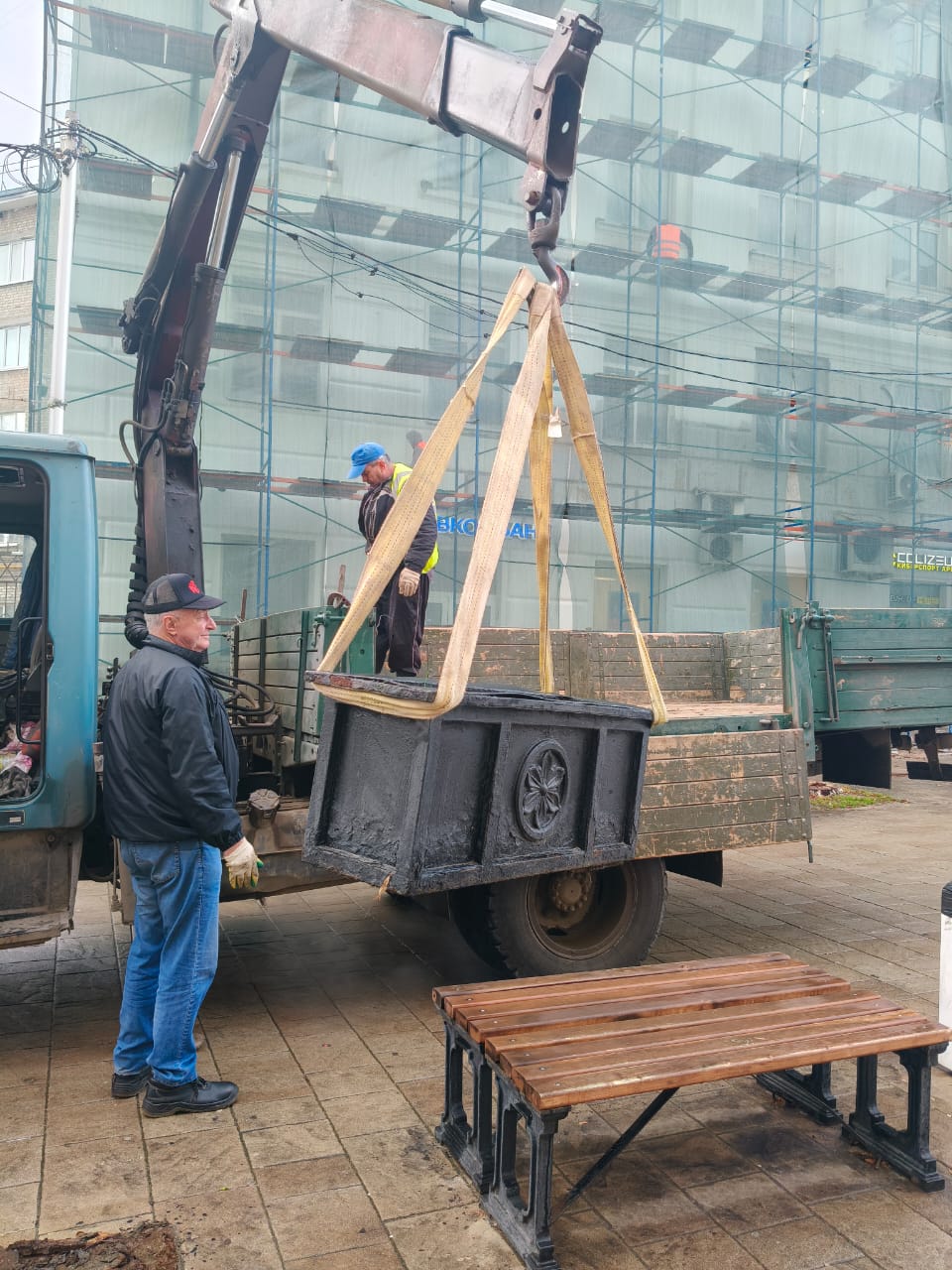 На улице Почтовой сотрудники МБУ «Управление по делам территории города Рязани» производят демонтаж цветочных вазонов