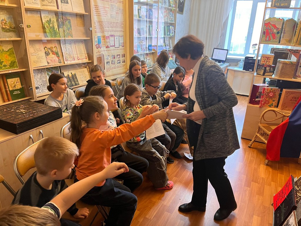 В преддверии государственного праздника в «Музее рукописной книги» Рязанского Дворца детского творчества для обучающихся состоялось познавательное мероприятие, приуроченное ко Дню народного единства В преддверии государственного праздника в «Музее рукописной книги» Рязанского Дворца детского творчества для обучающихся состоялось познавательное мероприятие, приуроченное ко Дню народного единства
