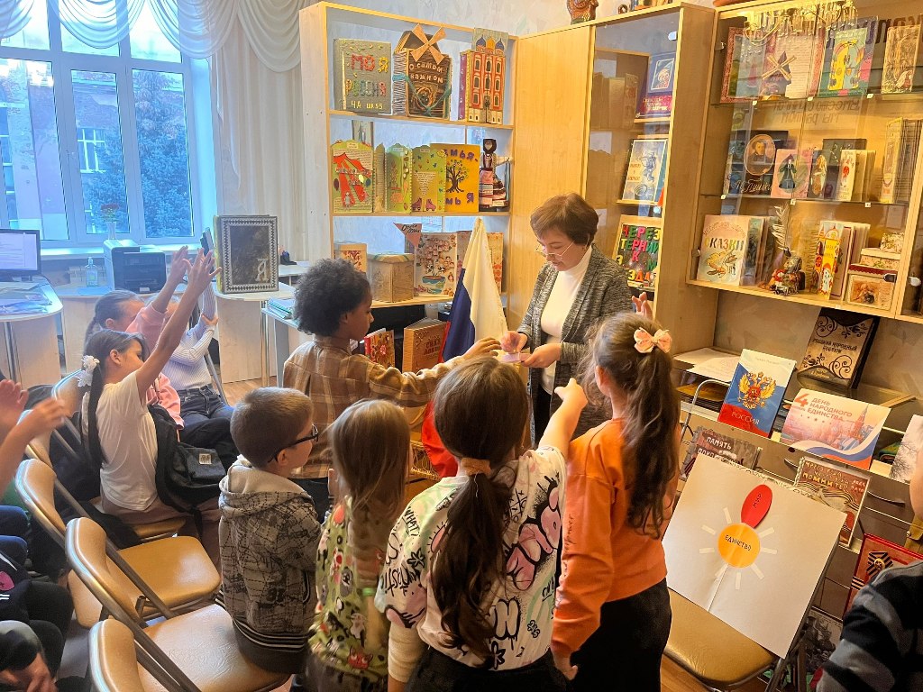 В преддверии государственного праздника в «Музее рукописной книги» Рязанского Дворца детского творчества для обучающихся состоялось познавательное мероприятие, приуроченное ко Дню народного единства В преддверии государственного праздника в «Музее рукописной книги» Рязанского Дворца детского творчества для обучающихся состоялось познавательное мероприятие, приуроченное ко Дню народного единства