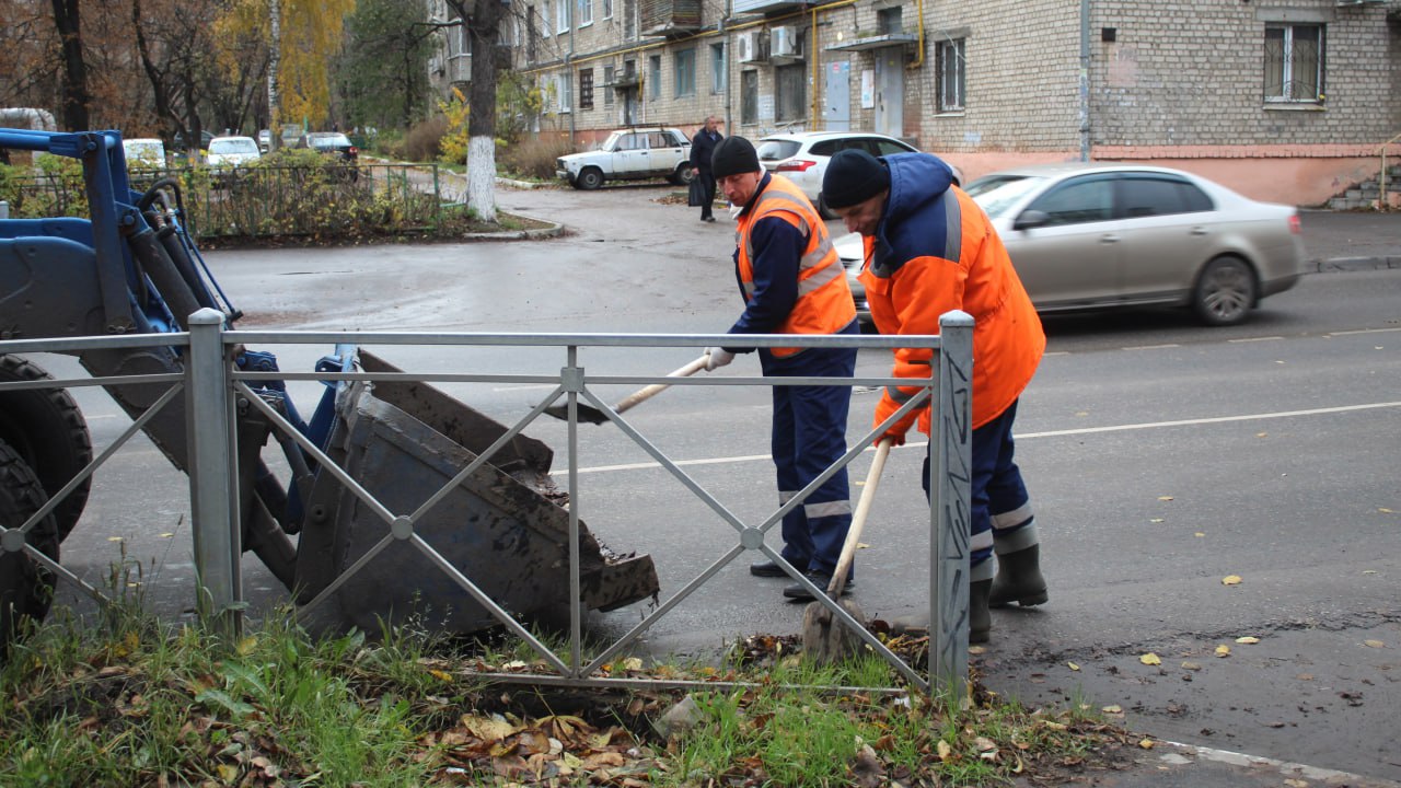 Днем 31 октября комплексные работы по благоустройству территорий выполняли на улицах Циолковского, Семашко, Первомайский проспект, Сенная, Нахимова Днем 31 октября комплексные работы по благоустройству территорий выполняли на улицах Циолковского, Семашко, Первомайский проспект, Сенная, Нахимова